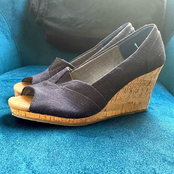 Tom's Women' Size 9 Black Peeptoe Wedges - Picture 3 of 6